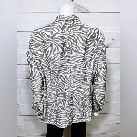 🍀 TRIBAL NWT ANIMAL PRINT 3/4 SLEEVE WINDBREAKER IN SAND - Picture 4 of 8